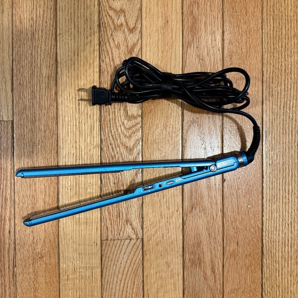 Babyliss Pro Nano Titanium 1 inch flat iron.